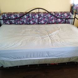 Twin Day Bed With Trundle And Mattresses 