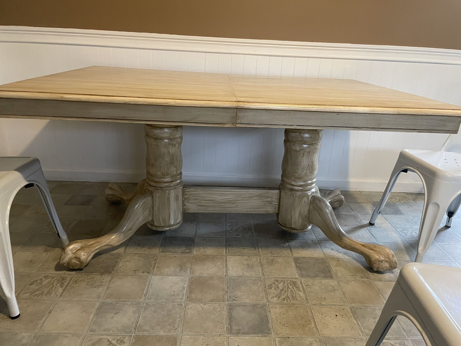 Solid Wood Table And 4 White Metal Chairs All In Perfect Shape