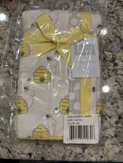 4 Pieces Bee 🐝 Burping Cloths Brand New 