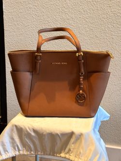 Michael Kors Jet Set Travel Large Tote – Like New
