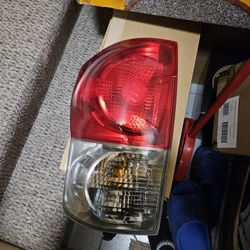 2006-2014 TOYOTA TUNDRA DRIVER SIDES TAIL LIGHT 
