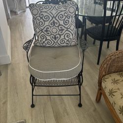 4 Rocking Patio Chairs w/cushions
