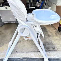 Cuna y 2 sillas para bebe