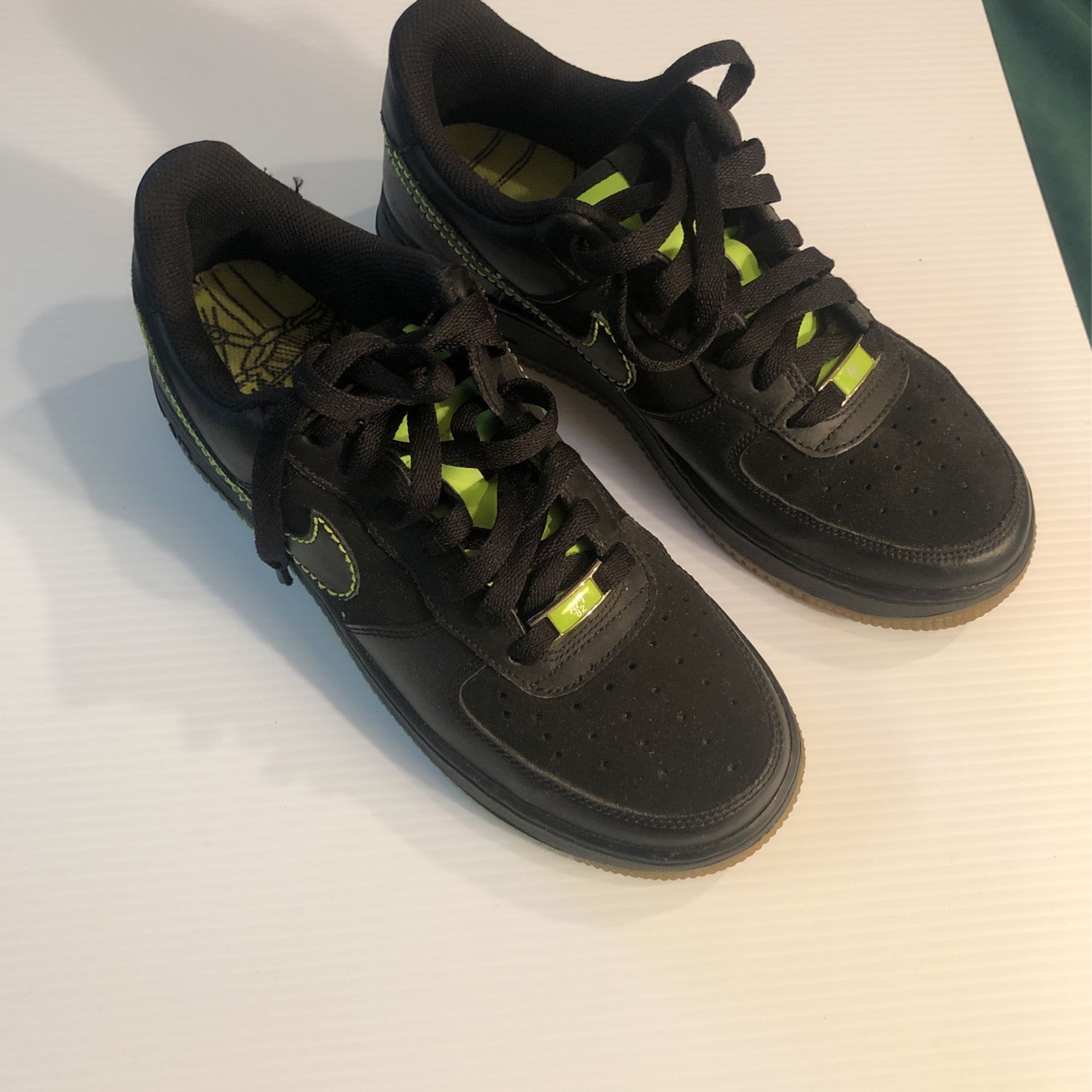 NIKE AIR FORCE '07 BLAXK/BLACK/VOLT SNEAKERS rare