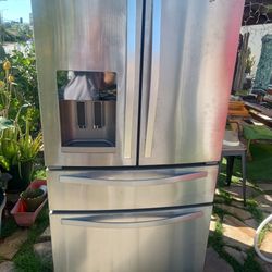 BONITO REFRIGERADOR GRANDE EN BUENAS CONDICIONES MARCA WHIRLPOOL 