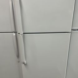 White 18 Cubic Foot Refrigerator 