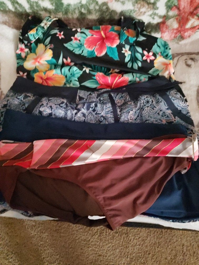 Bathing Suits. 1 Top. 3 Bottoms. XL