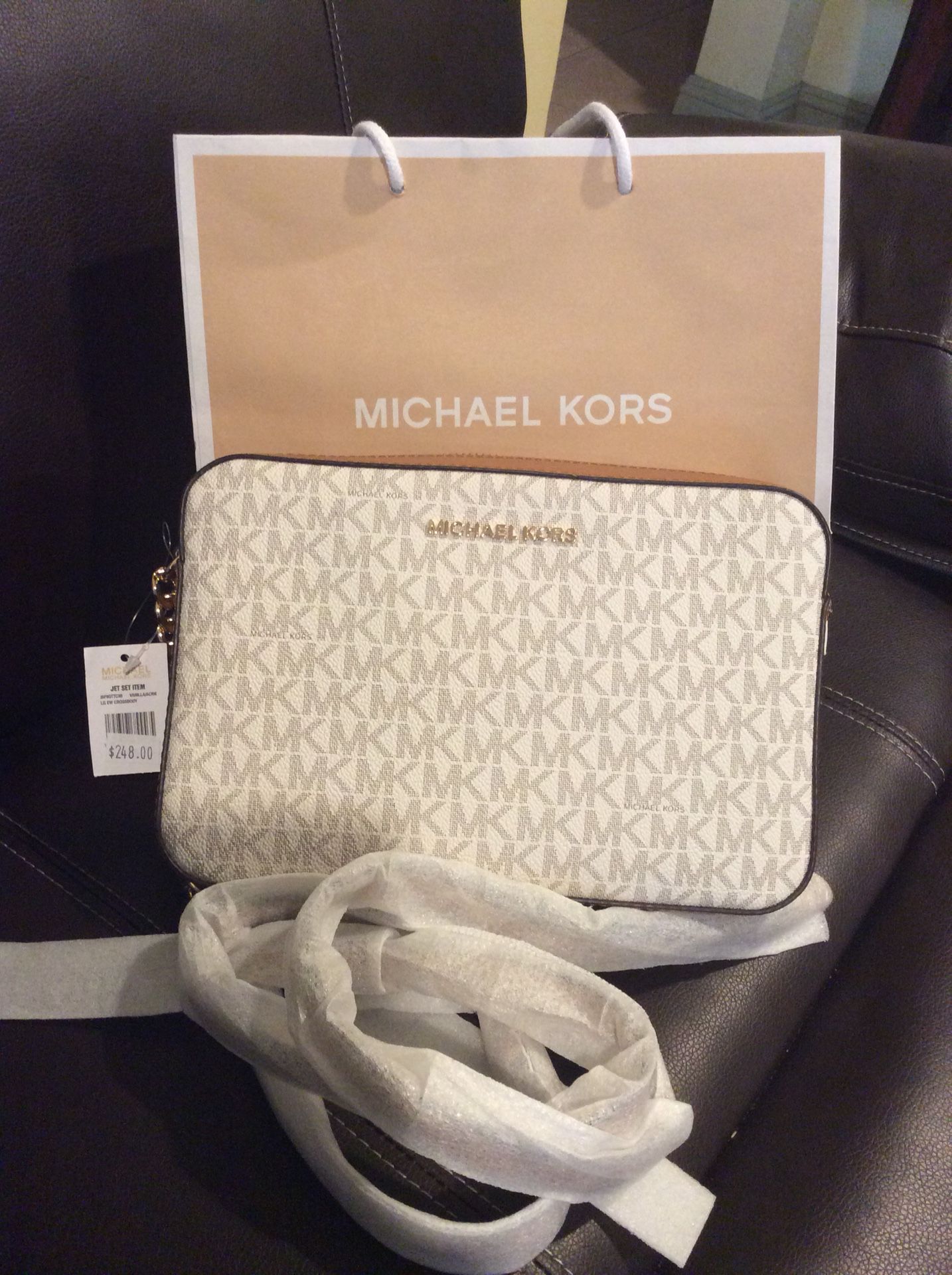 NWT Michael Kors Jet Set Travel Small Coin Pouch With ID Slot (Leather) in  Grapefruit for Sale in Rosemead, CA - OfferUp