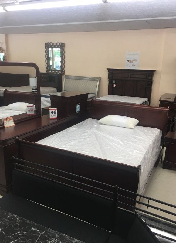 Queen bed dresser mirror chest night stand