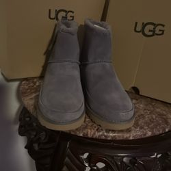 UGG BOTAS.  NUEVAS.  SIZE. # 8. 