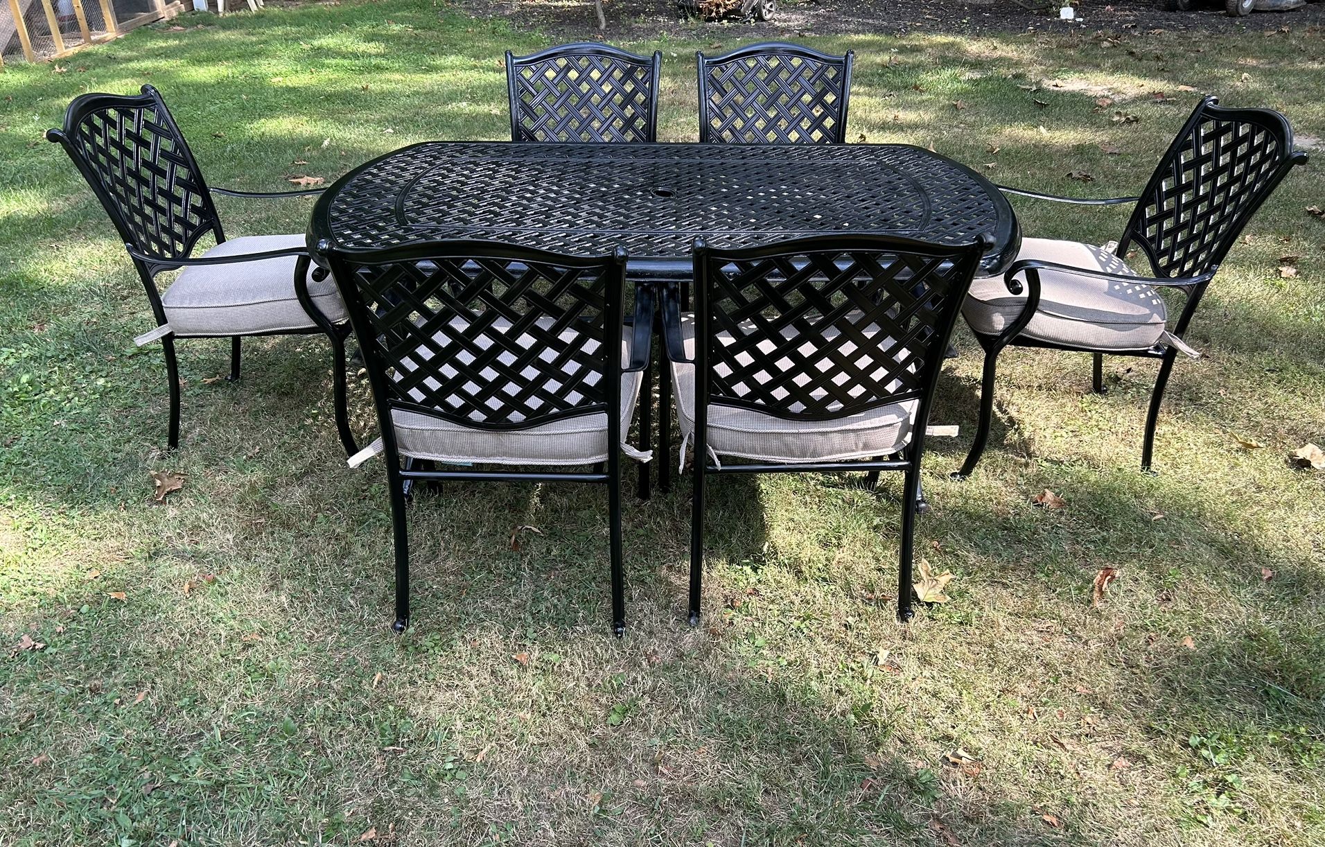 Gorgeous Cast Aluminum Patio Set Large Table & 6 Chairs **