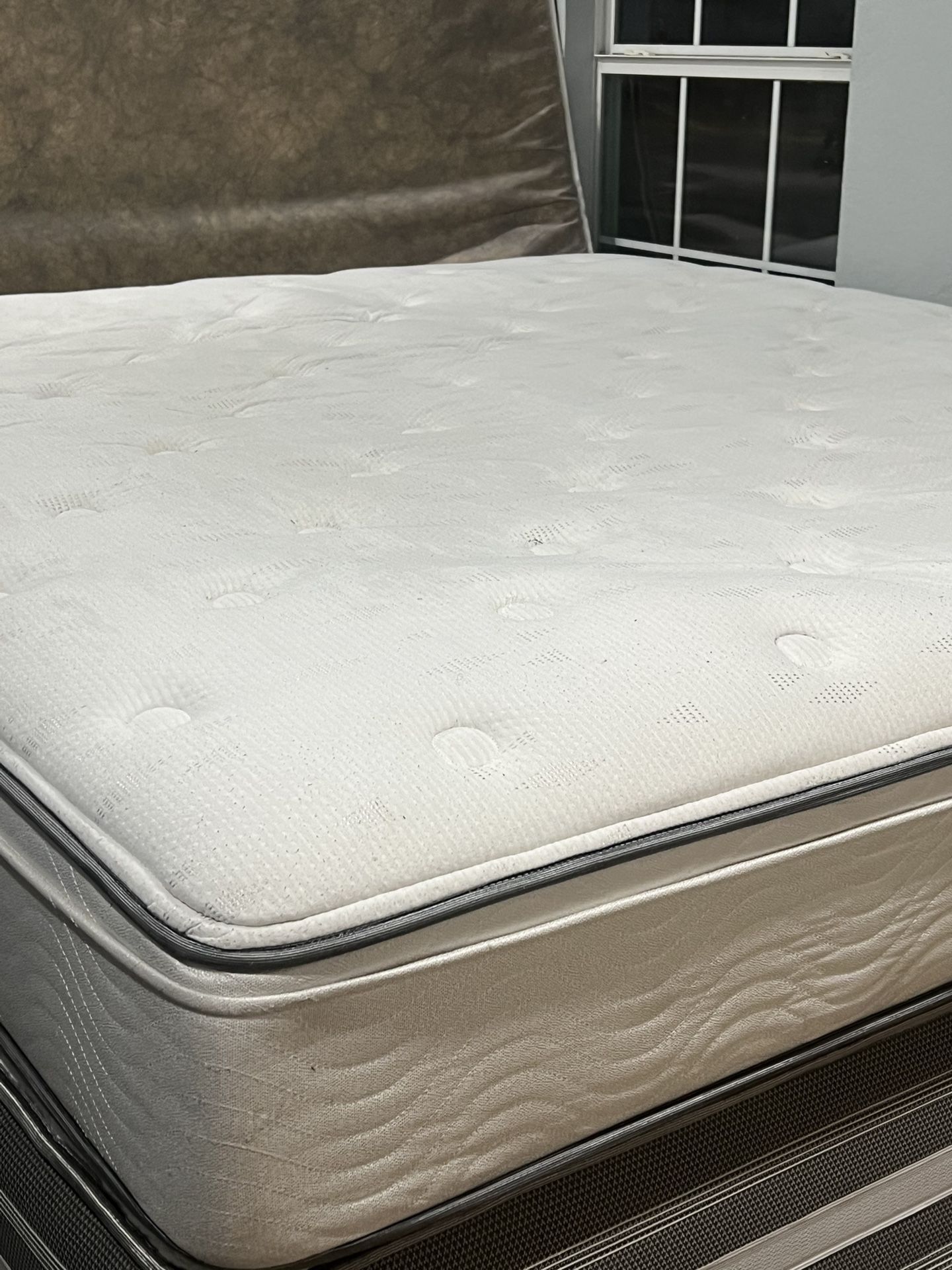 USED KING SIZE BEAUTYREST PILLOWTOP MATTRESS WITH BOX SPRING DELIVERY
