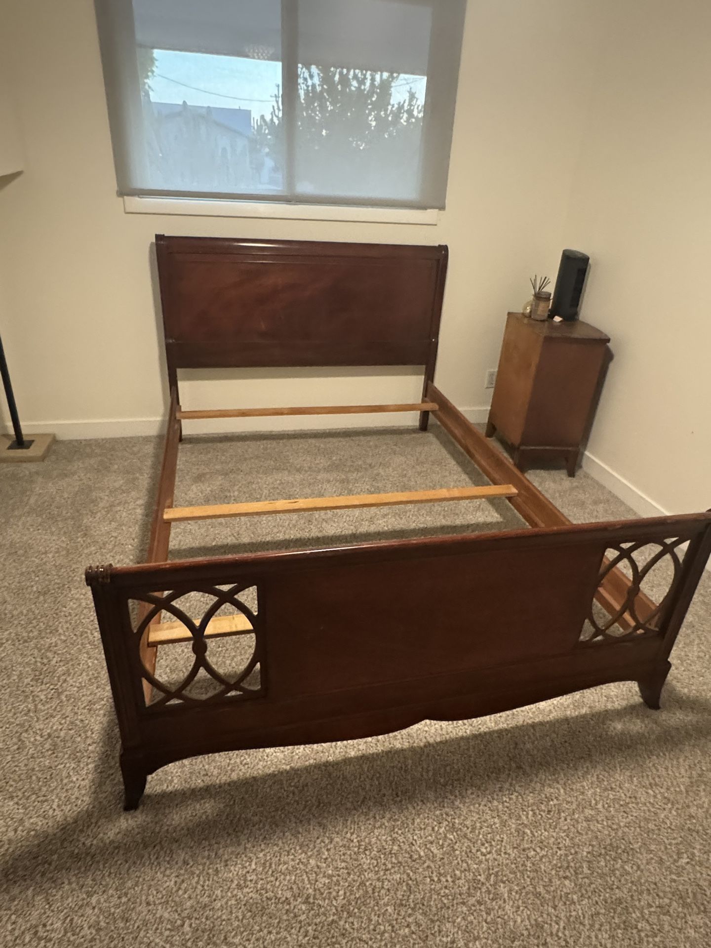 Mahogany Antique Medallion Chippendale Style Full Bed Set