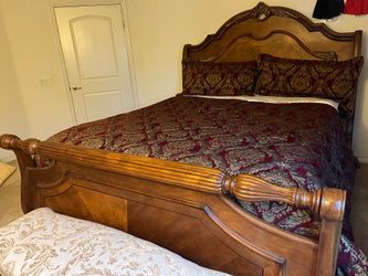 Cal King Traditional Wood Sleigh Bed with Matching End Bench - Great Condition