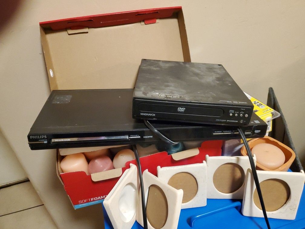 2 DVD Players