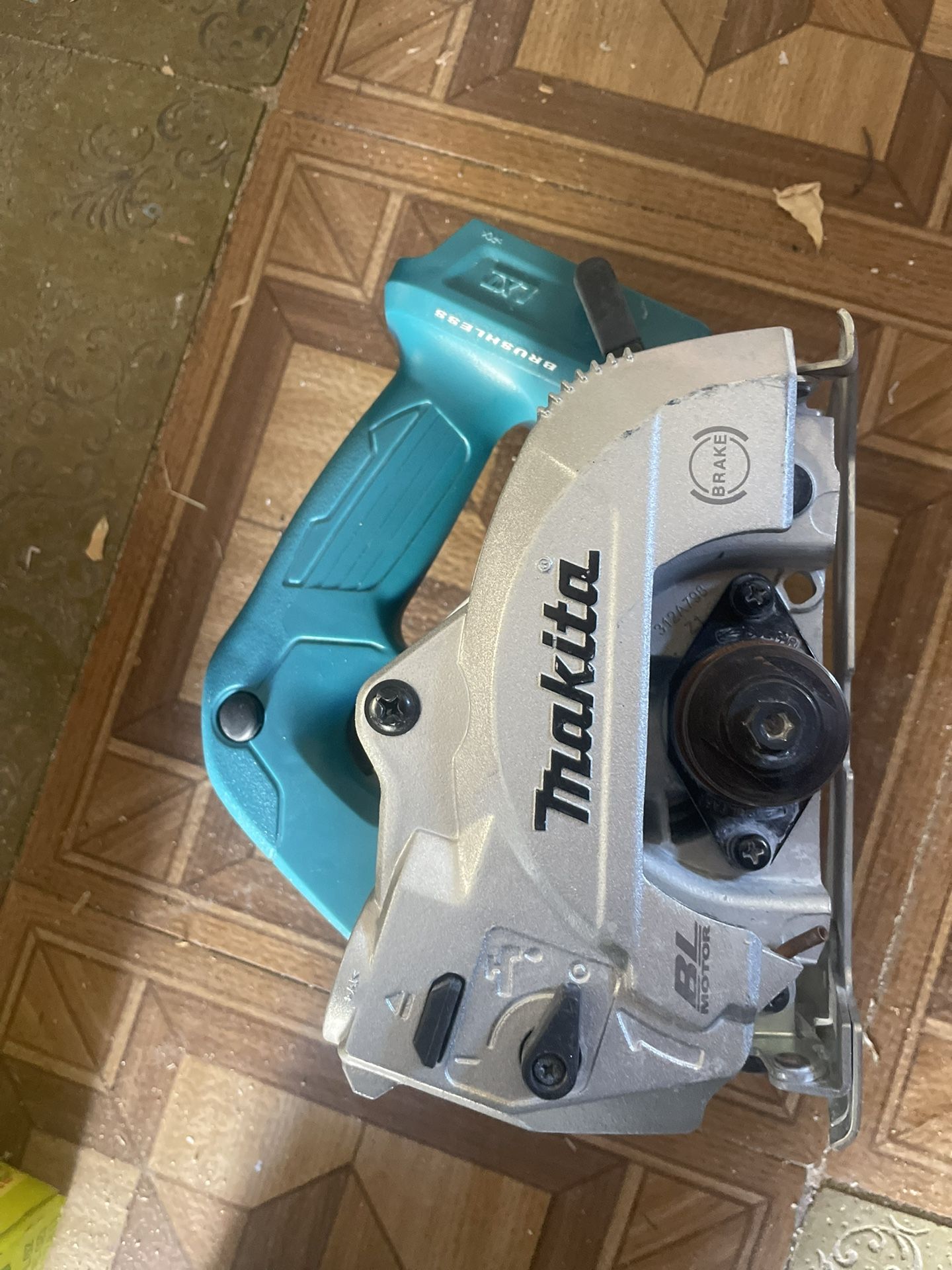 Makita Cordless Wet Dry Tile Circular Saw.