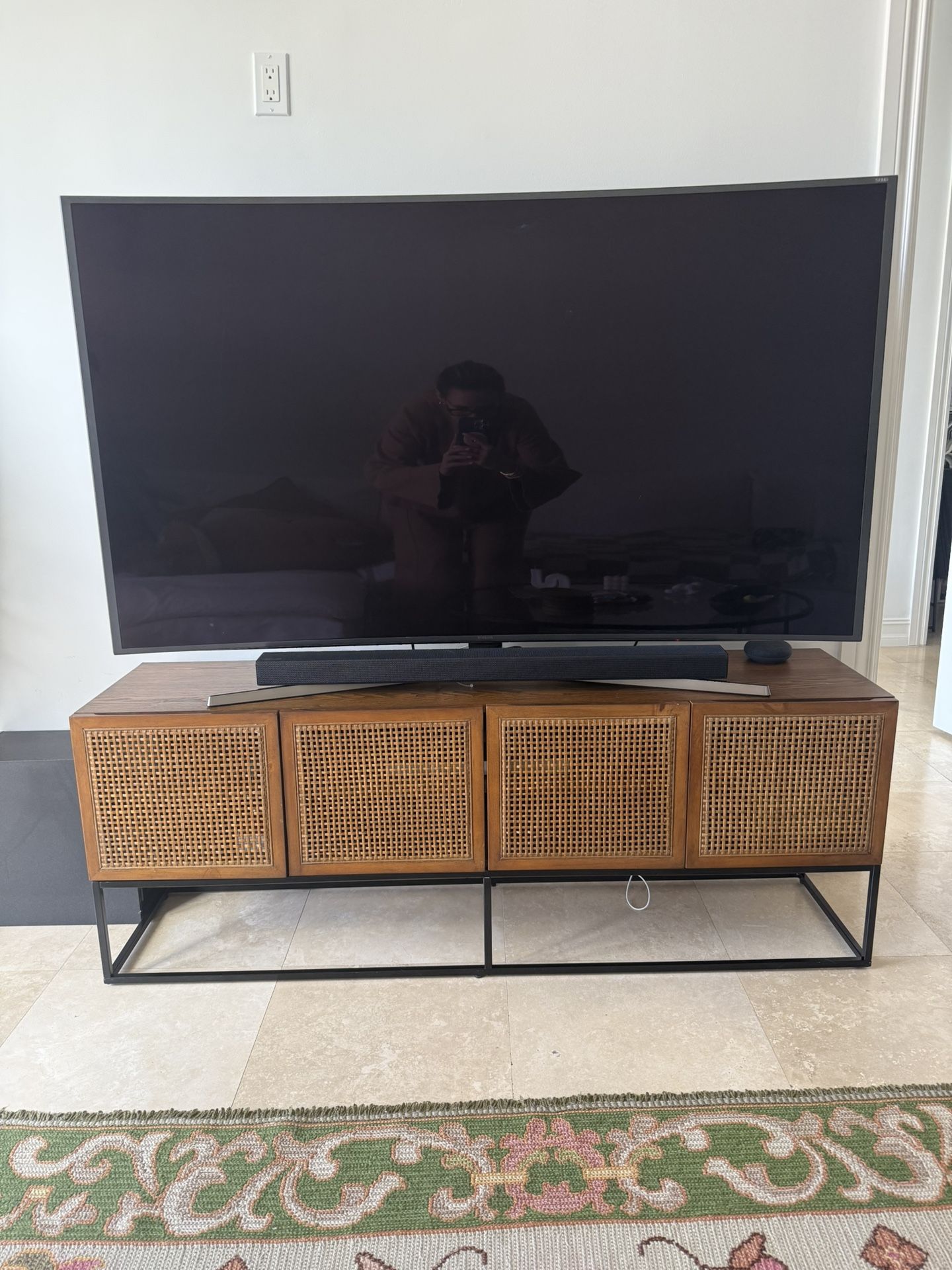 📺 66” Samsung Curved Smart TV – Excellent Condition!