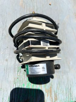 Aquarium air pump with small manifold