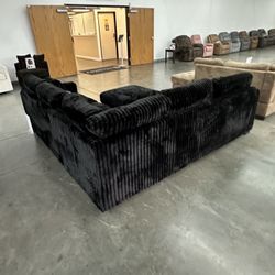 Corduroy Sectional Color Black 

4 PC Sectional 

New in a box.   Sofas Color Negro Nuevos En Caja 
