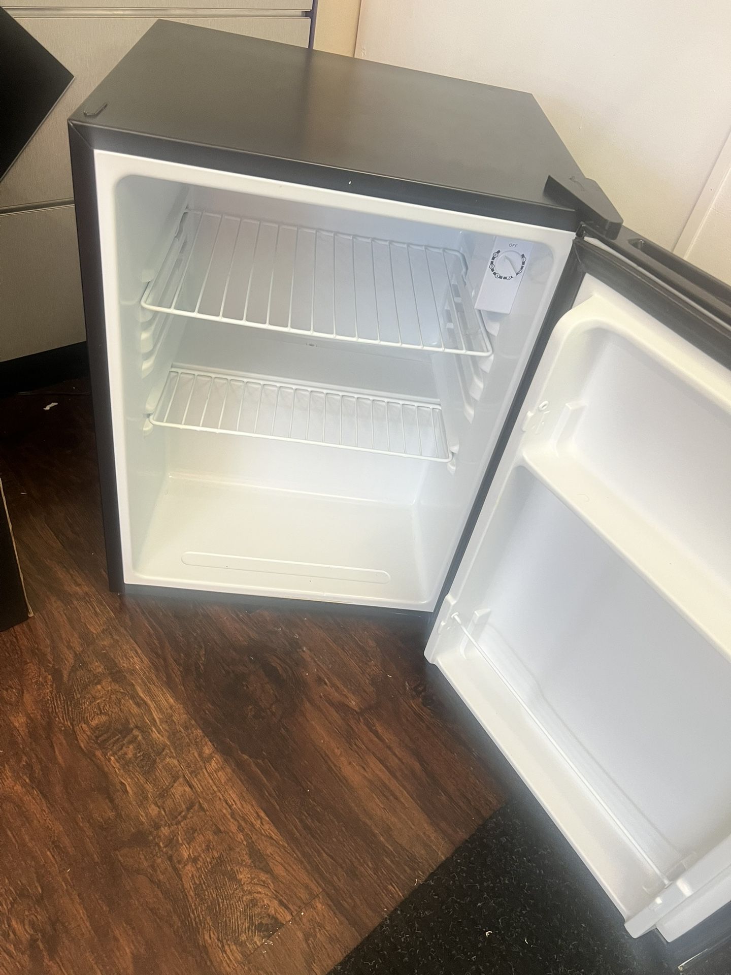 Magic Chef Mini Fridge 