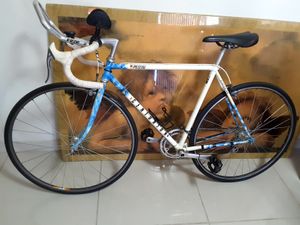 Photo Vintage Centurion Prestige Road Bike. W/Shimano 600 Tricolor Groupset. Excellent Condition.