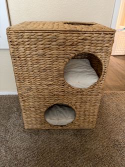 Wicker Two-Level Cat House with Cushions