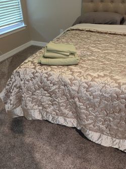 Queen size comforter and sheets
