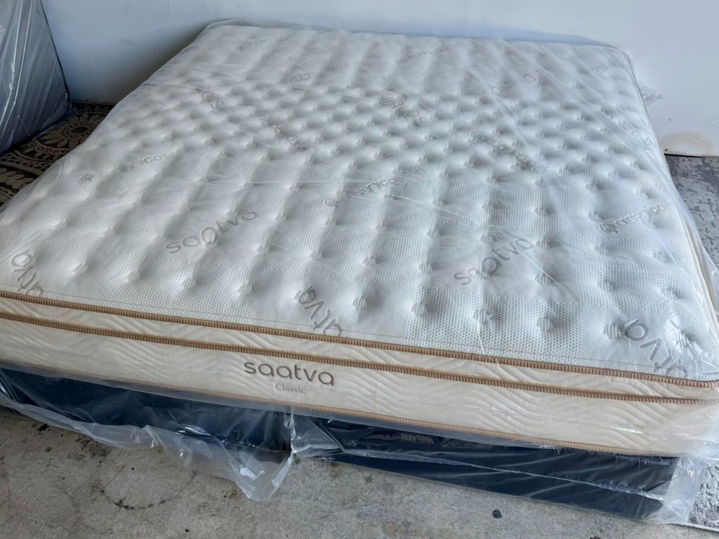 LIKE NEW! Saatva King Classic Luxury Firm Mattress - Delivery Available 