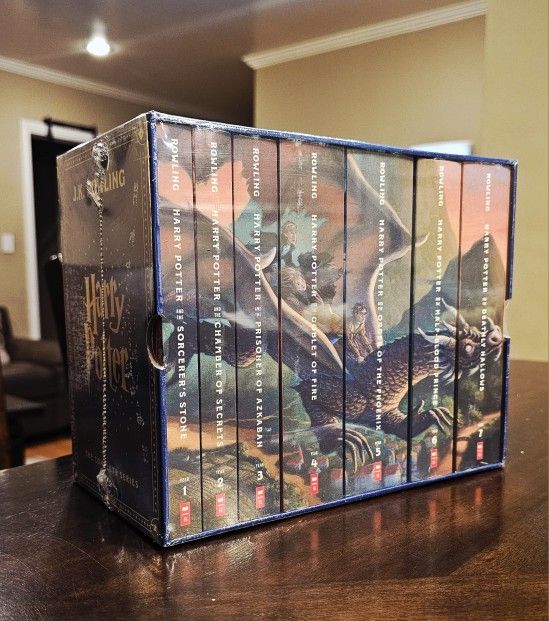 Harry Potter Paperback Box Set Books 1-7 (Deluxe Edition with Stenciled Edges)