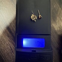 1.04 Grams Gold Earrings 14k