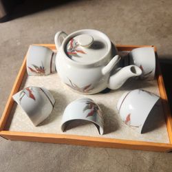 Teapot and its cups 