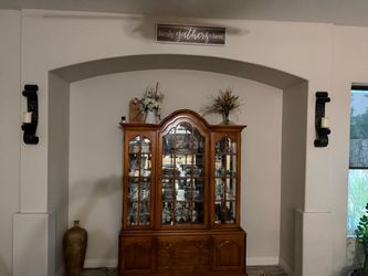 Thomasville Lighted China Cabinet / Hutch – Excellent Condition