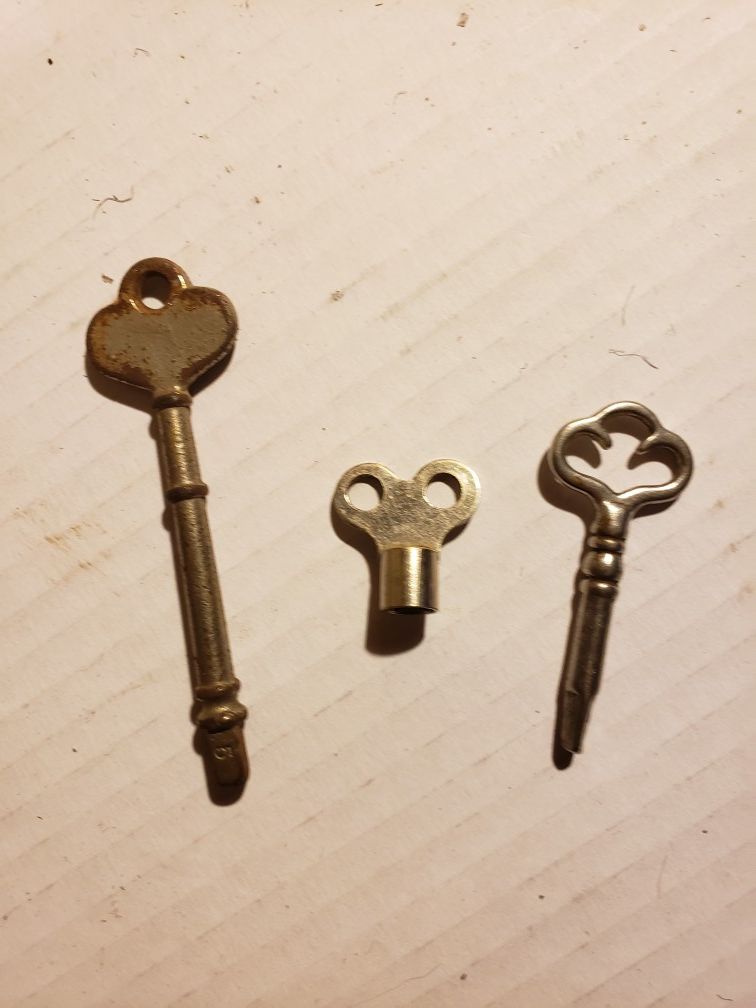 3 antique clock keys