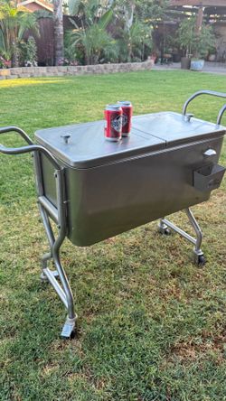 Ice chest with wheels