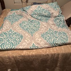 Queen  Comforter , Clean  No Stain , No tear