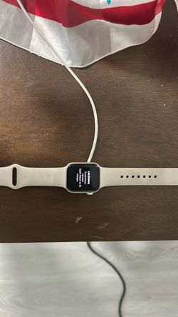 Apple Watch SE starlight color