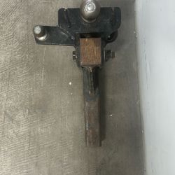 Equal-i-zer weight distribution (WD) trailer hitch