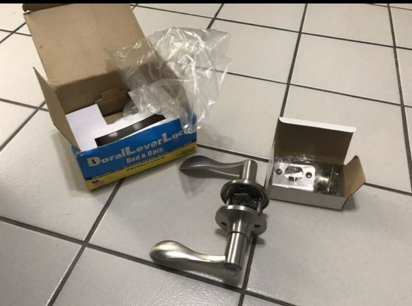 Doral lever lock bed & bath Privacy Door Lever in Satin Nickel