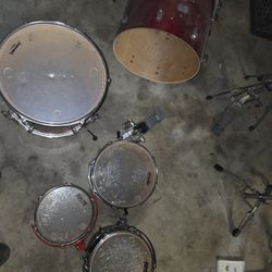 Yamaha And Pearl Drum Set