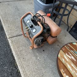 RIDGID 4.5 GALLON 90 PSI COMPRESSOR