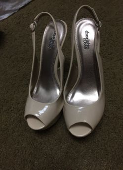 Size 9 cream paten leather heels