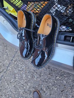 DR. MARTINS PATENT LEATHER OXFORD SHOES . SIZE 8