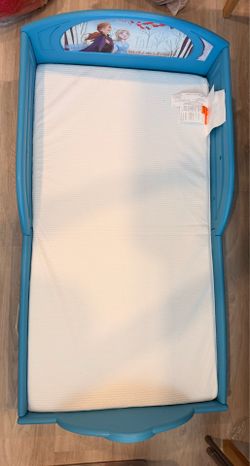 Delta Frozen Elsa Anna Toddler Bed with Graco Foam Mattress