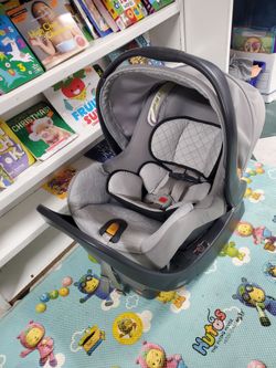 Chicco Keyfit 35 Infant Carseat with Base