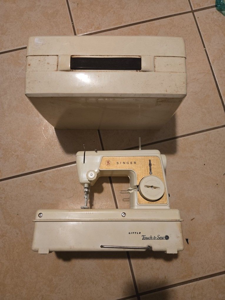 Vintage Singer Little Touch & Sew Sewing Machine w/ Carrying Case Model 67A23