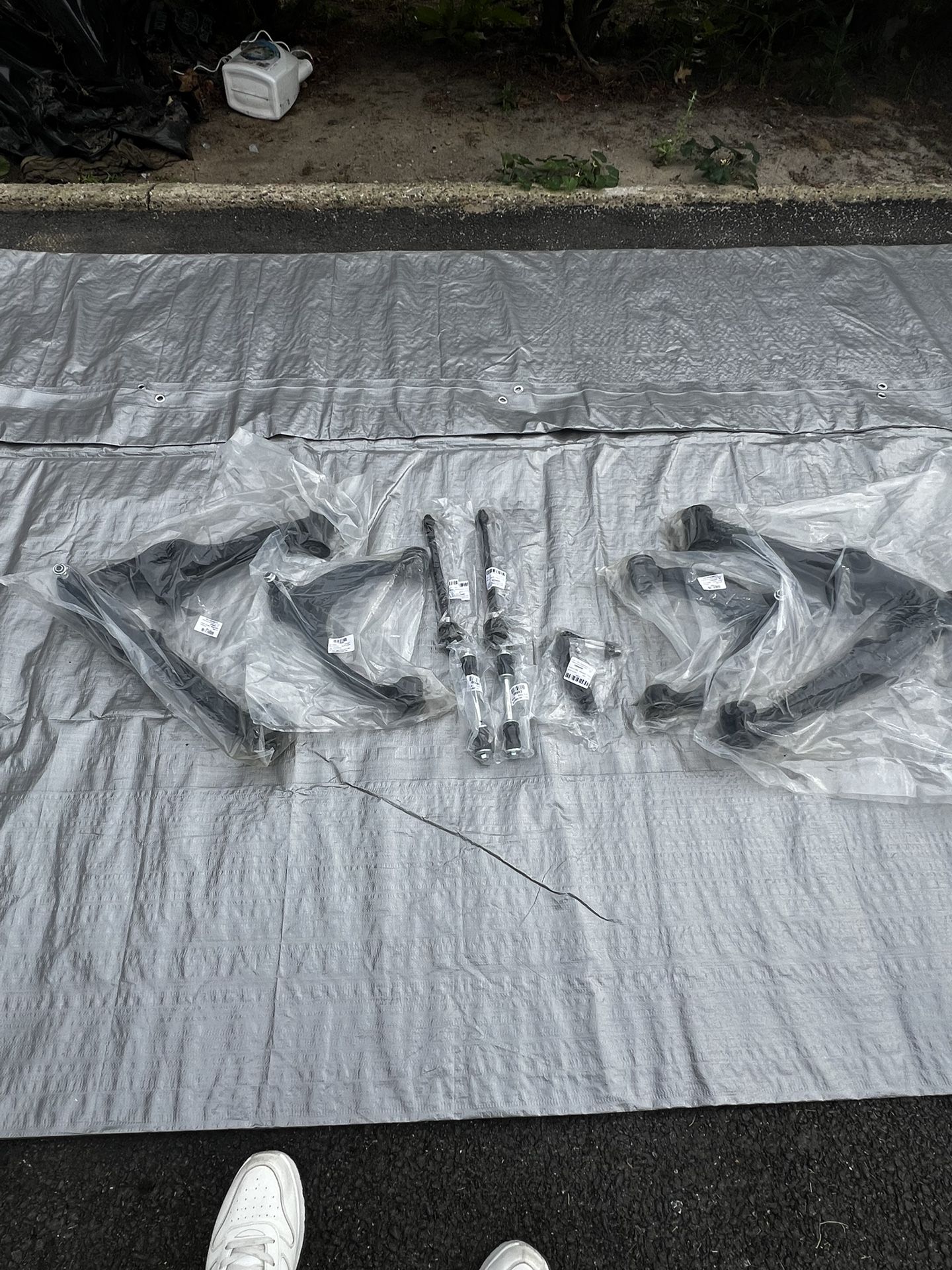 SCITOO 10pc Suspension Kit – Silverado / Sierra / Tahoe / Escalade – New (Missing 1 Tie Rod End)