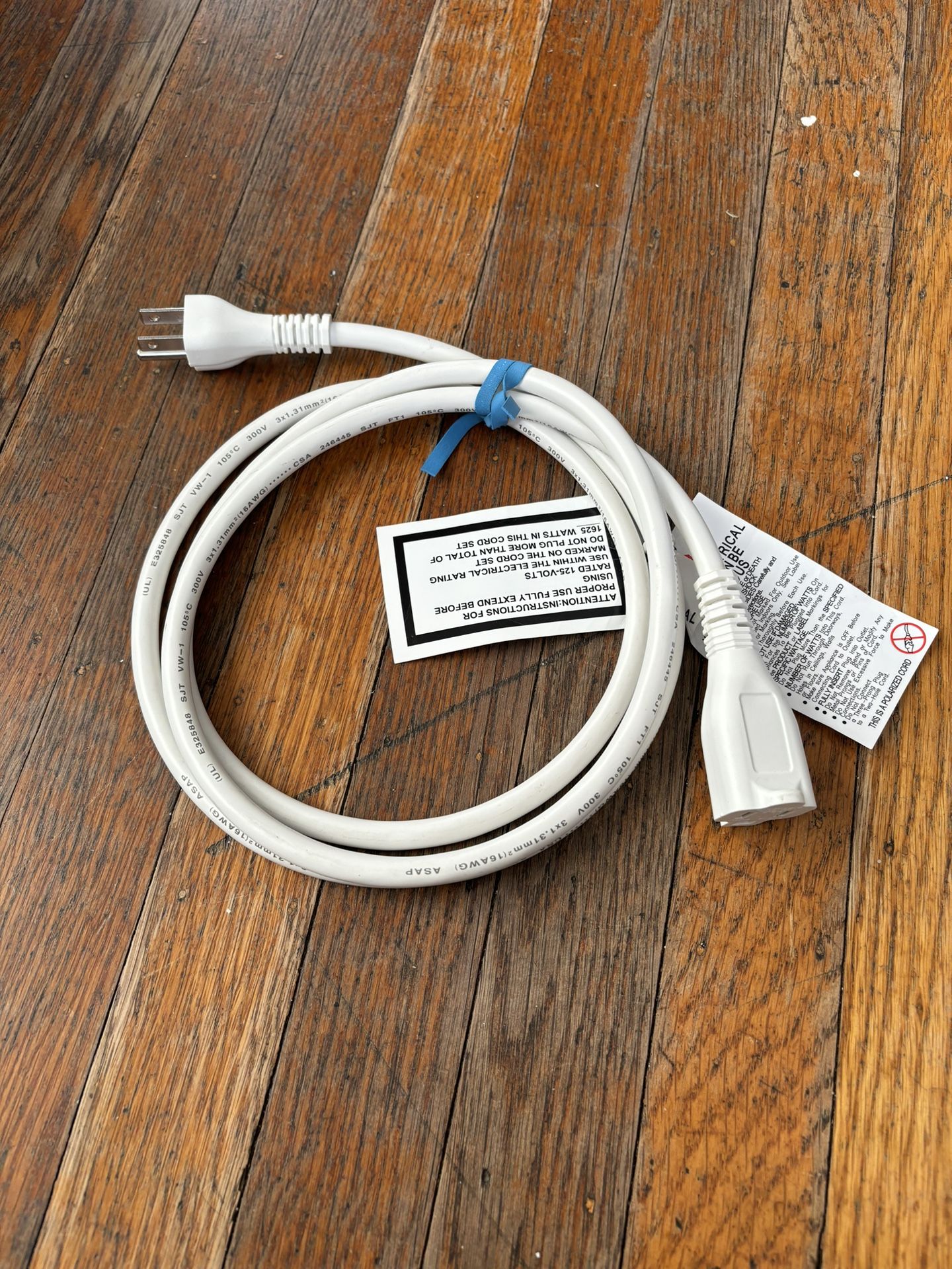 Amazon Basics Extension Cord, 6 Ft, 3 Prong Outlet Extender, Indoor Extension Cord, 13 Amps, 125V, White