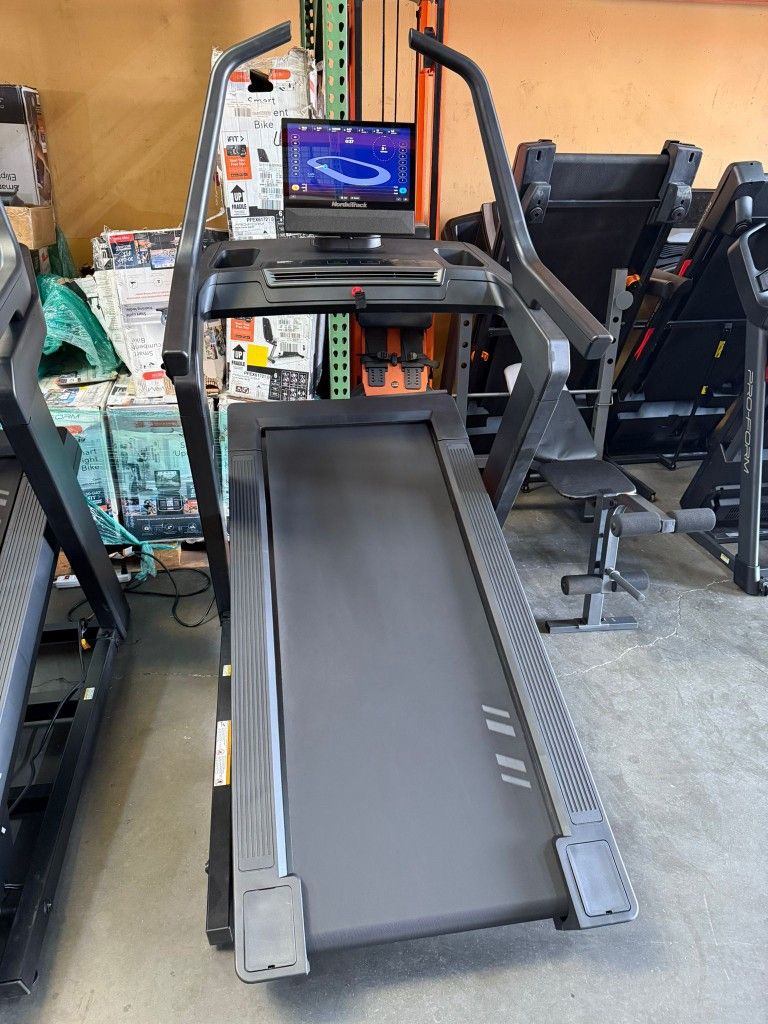 Nordictrack X16 incline trainer treadmill  - 2000$ - 40% incline 12mph max speed  - 2000$ 