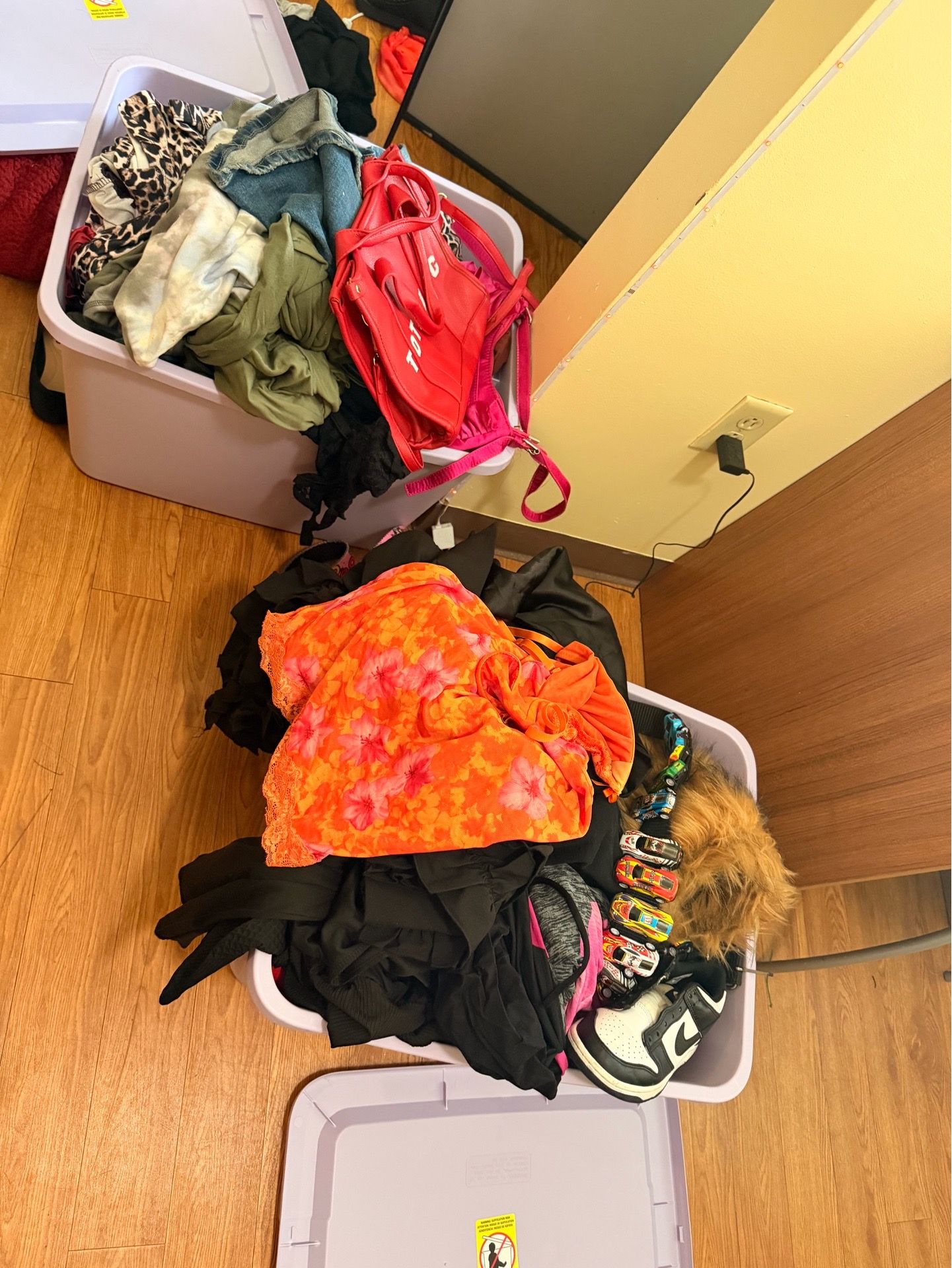 Clothing accessories shoes purses bins(2)
