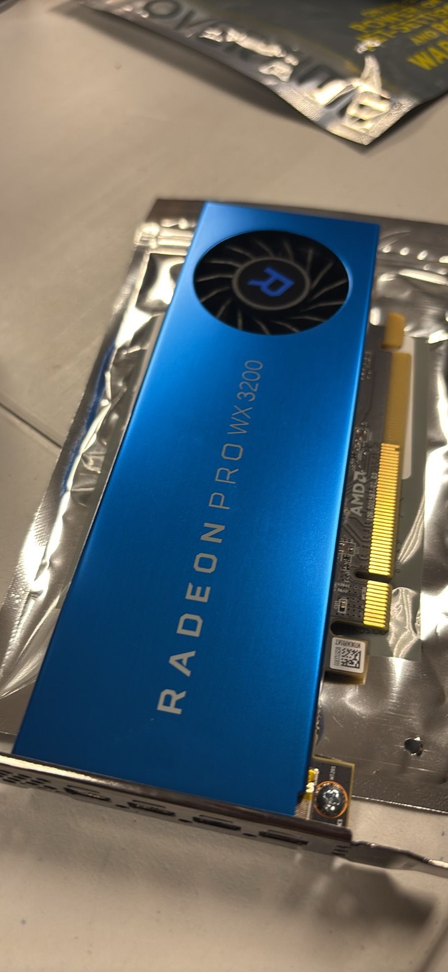 AMD RADEON PRO WX3200